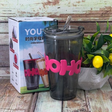 مج زجاج مع مصاصة