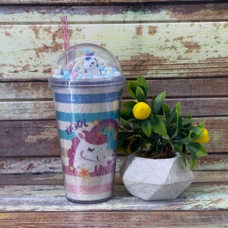 كاسة مع مصاصه