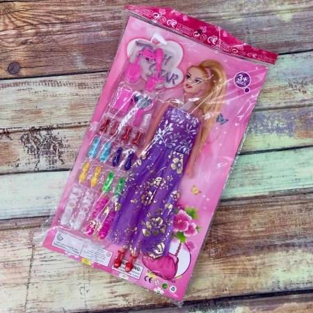 لعبة عروس مع أحذية